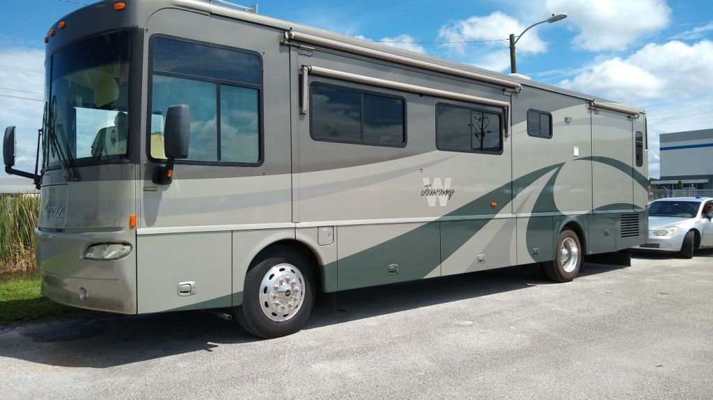 Beauchamp – 2005 Winnebago Journey (2020)